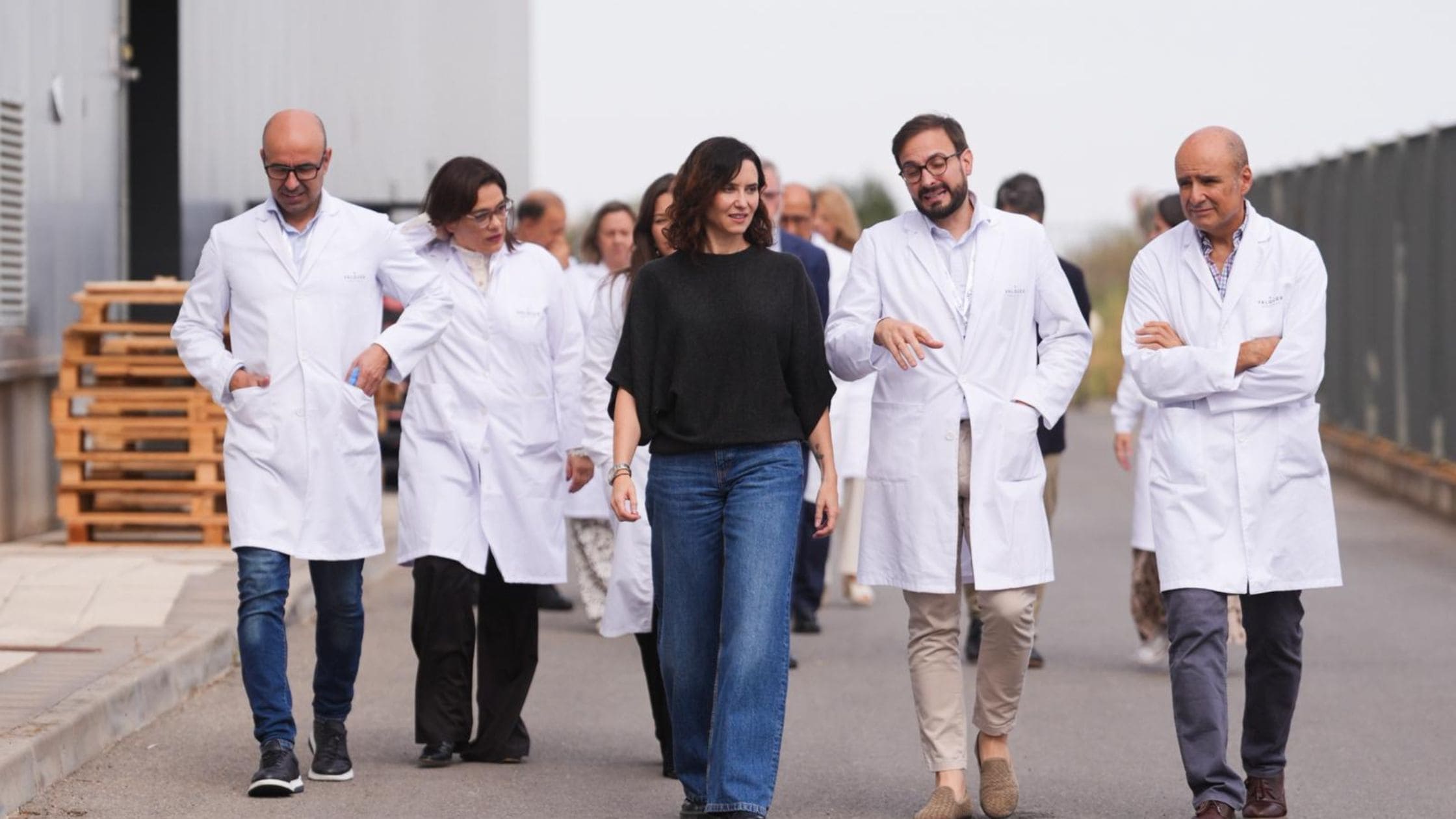 Ayuso visita Valquer Laboratorios
