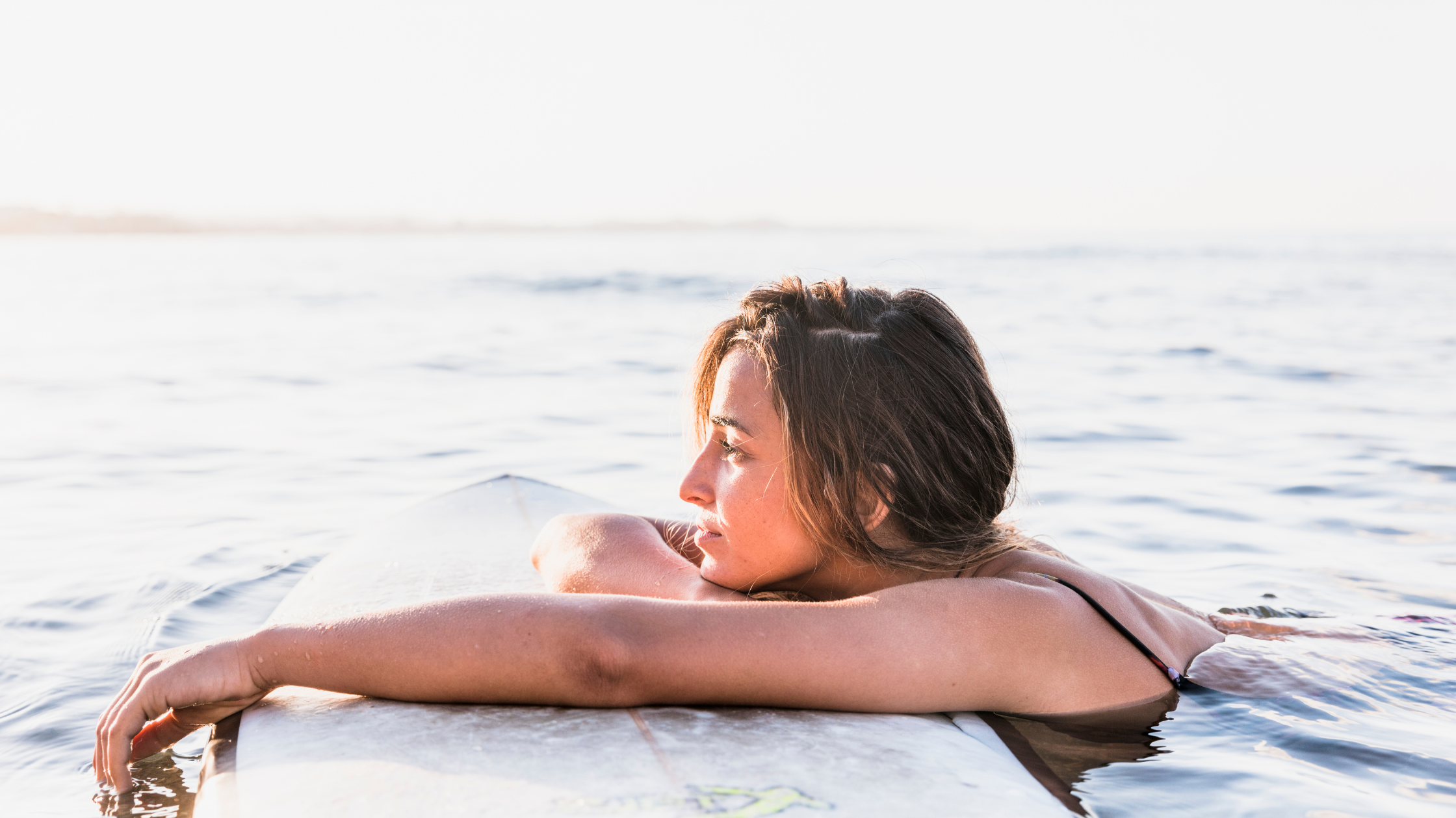chica en el mar